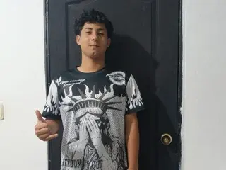 Streamate Adult Webcam of Robertt_Brown